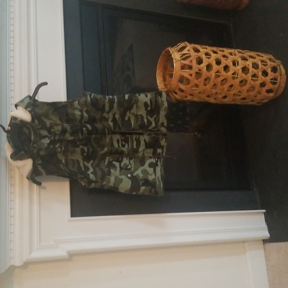 Camouflage vest with 100% cotton in the outer shell and the lining is polyester